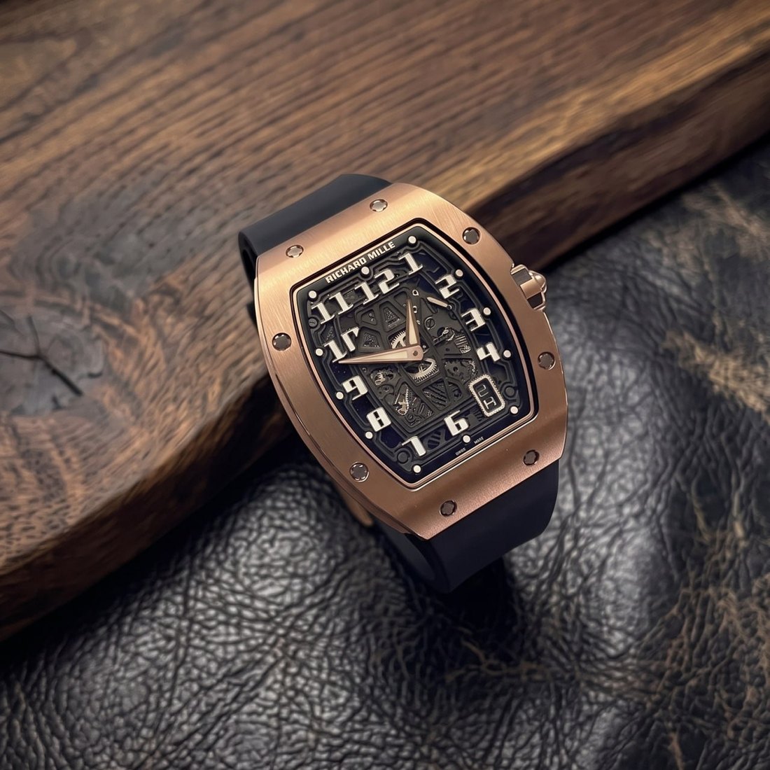 Richard Mille RM 67-01 в розовом золоте на тёмном кожаном фоне